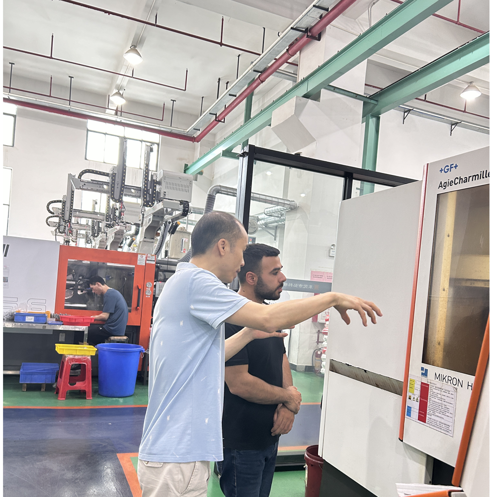 The CEO The Customers to Visit The Workshop and Introduced Mold Making and Injection Molding